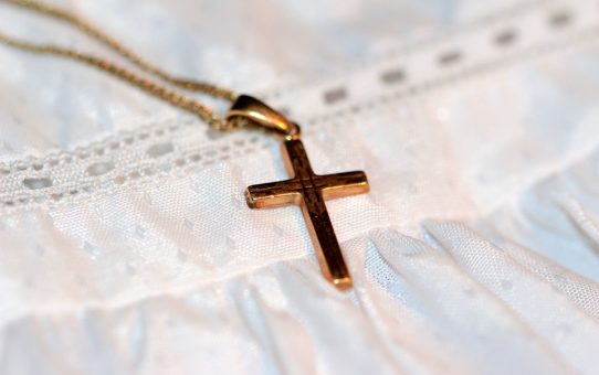 La médaille de baptême est généralement offerte avec une chaîne de baptême