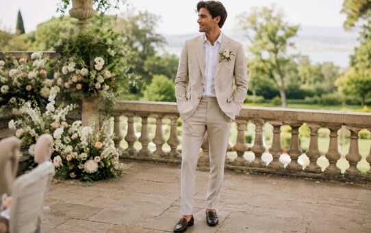 Marié élégant en costume beige élégant portant des mocassins marron. Se demander "peut-on porter des mocassins pour homme à son mariage" trouve ici une illustration parfaite.